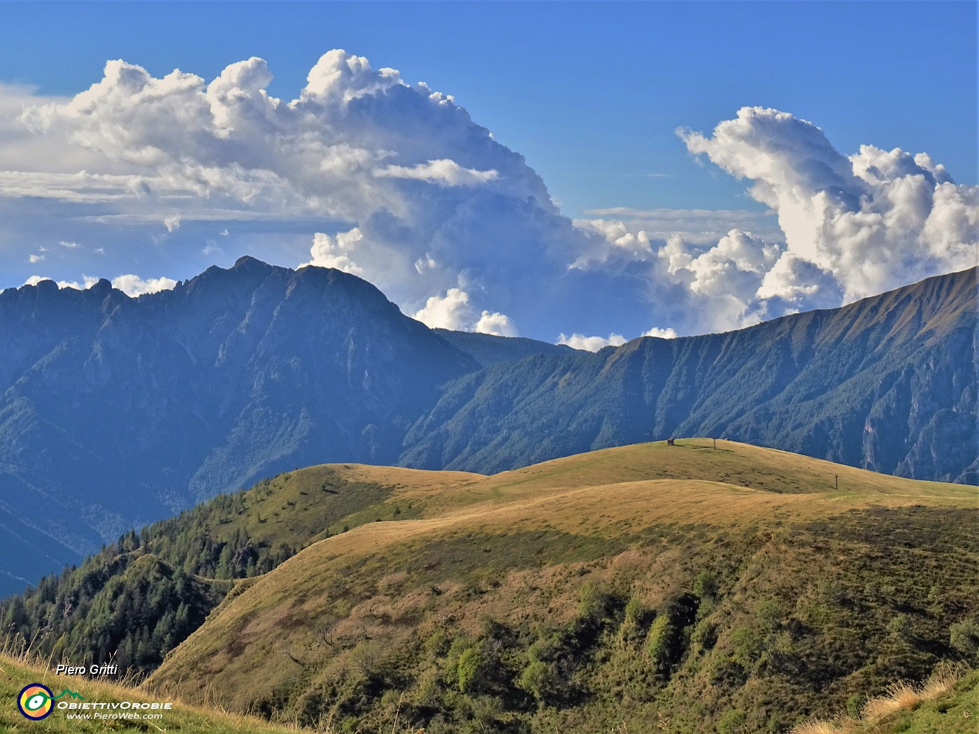 18 Zoom sui dossi dei Piani dell'Avaro con cumuli torreggianti sopra il Monte Venturosa (1999 m).JPG